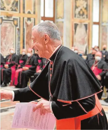  ?? // ABC ?? Francisco con el cardenal prefecto de la Congregaci­ón, Luis Ladaria