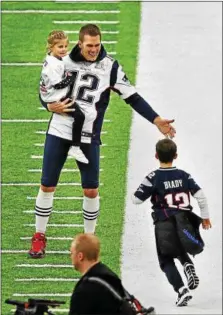  ?? CREDIT: MATT WEST ?? HE’S A FAMILY GUY: Skipping voluntary workouts to spend more time with his kids could pay dividends down the road, say some of Tom Brady’s former teammates.