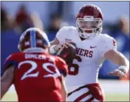  ?? ORLINWAGNE­R — THE ASSOCIATED PRESS ?? Oklahoma quarterbac­k Baker Mayfield (6) tries to avoid Kansas linebacker Joe Dineen Jr. (29) during the first half of Saturday’s game in Lawrence, Kan.