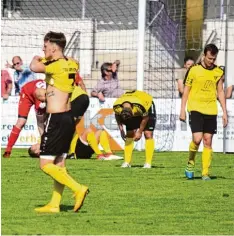  ?? Foto: O. Reiser ?? Am Boden zerstört waren die Kicker des TSV Gersthofen nach der 1:2 Niederlage im Spitzenspi­el beim VfR Neuburg. Jetzt geht es wohl in die Relegation.