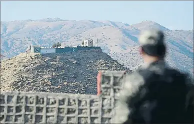  ?? FAROOQ NAEEM / AFP ?? Un soldado pakistaní, la semana pasada, de guardia en la frontera con Afganistán