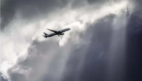  ?? ?? Un avion d'Air Canada vole au-dessus de Francfort, en Allemagne, jeudi 2 mars 2017.