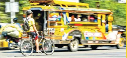  ?? PHOTO BY AMPER CAMPAÑA ?? EXHIBITION: A man rides a bike with no hands, not minding the dangers of Cebu City’s busy streets.