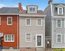  ?? Photograph­y by Exposure It ?? The three-story rowhouse at 1923 Wharton St is on the market at $249,900.