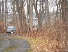  ?? Grace Duffield / Hearst Connecticu­t Media ?? The back of Jennifer Dulos’ house can be seen on Thurton Drive, where police say Fotis Dulos’ Chevrolet Suburban was parked around the time of the homicide on May 24, 2019.