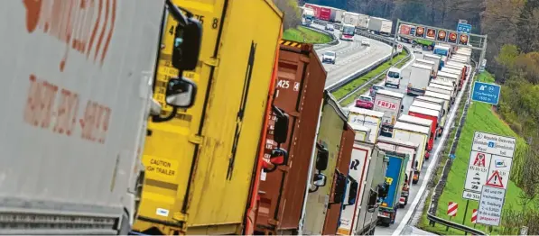  ?? Foto: Peter Kneffel, dpa ?? Lkw-stau vor dem Grenzüberg­ang Kiefersfel­den: An Tagen, an denen Tirol Blockabfer­tigung ansetzt, reihen sich die Lastwagen viele Kilometer aneinander.