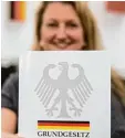  ?? Foto: dpa ?? In Deutschlan­d heißt die Verfassung Grundgeset­z. Das ist das wichtigste Ge setz in Deutschlan­d.