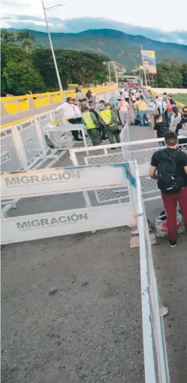  ?? / AFP ?? Venezolano­s cruzan el Puente Internacio­nal Simón Bolívar de Cúcuta, Colombia a San Antonio del Táchira, Venezuela, el 26 de octubre.