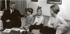  ?? FOTOS: DPA PA (2) ?? Richard von Weizsäcker mit seiner Ehefrau Marianne und den Kindern Fritz und Marianne Beatrice 1968 in ihrer Wohnung in Bonn.