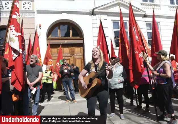  ??  ?? Igen søndag var der masser af underholdn­ing foran Forligsins­titutionen i København.