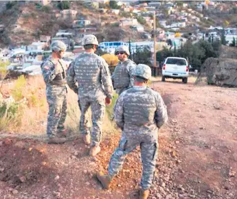  ?? Foto afp ?? OPERATIVO. Texas ya envió su primer contingent­e de 250 militares para resguardar la frontera; Arizona apuntará otros 150 soldados que se unirán a la Patrulla Fronteriza.