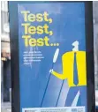  ?? FOTO: FEDERICO GAMBARINI ?? Eine Plakatwand mit der Aufschrift „Test, Test, Test..." weist auf die Nutzung zu Selbsttest­s oder Schnelltes­ts hin.