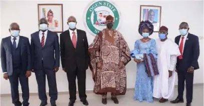  ??  ?? Governor Dapo Abiodun of Ogun State (centre), with the newly sworn in permanent secretarie­s in the state civil service, L-R: Olufowobi Adeolu Olusegun; Olaotan Olusegun Thomas; Kanimodo Ganiyu Adetunji; Olubunkola Adeniregun; Olanloye Waidi Adetunji; and Rotimiolu Ayodeji Akinlesi, shortly after they were sworn in at governor’s office, Oke-Mosan, Abeokuta , Ogun State, recently