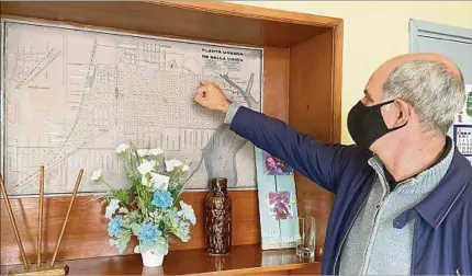  ??  ?? EN EL MAPA. William Cresseri, alcalde de Bella Unión, señala en el mapa la zona donde está previsto construir el puente internacio­nal.