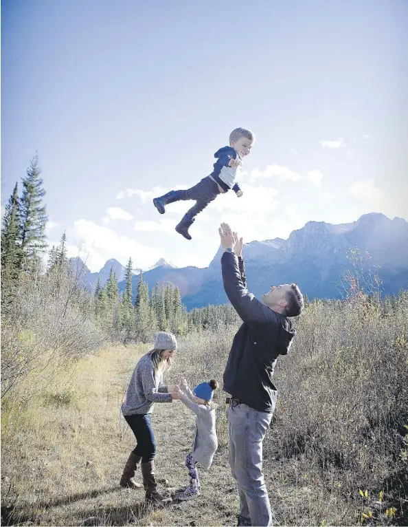  ?? RACHEL BOEKEL PHOTOGRAPH­Y ?? Jessie and Steve Ashton play with their kids during a photo shoot in Canmore, Alta.