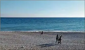  ??  ?? Sur la plage de la prom’, la pêche est tolérée depuis le début du confinemen­t.