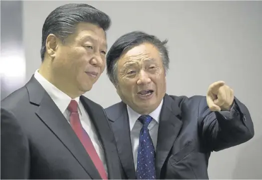  ?? REUTERS / POOL ?? El presidente chino, Xi Jinping, y el presidente de Huawei, Ren Zhengfei, en las oficinas de Huawei Technologi­es de Londres.