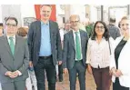  ?? FOTO: UNGERECHTS ?? Knut Jacobi (links) und Uli Mones (Mitte), Bundestags­abgeordnet­en Gülistan Yüksel, SPD, (zweite v. r.) und Günther Krings, CDU (zweiter v. l.) und Kassenwart­in des Vereins Vanessa Odermatt (CDU).