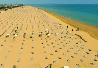  ??  ?? La più grande d’italia Bibione sabato inaugurerà la maxi-spiaggia, per garantire le distanze di sicurezza