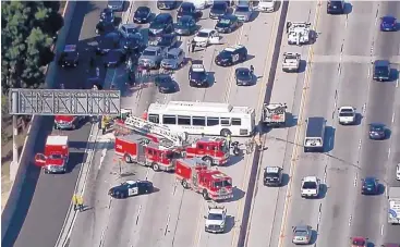  ?? SOURCE: KABC-TV ?? Authoritie­s say at least 25 people were injured when a bus crashed into vehicles and through a concrete divider on Interstate 405 in Los Angeles on Sunday.