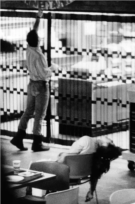  ?? Allen McInnis / Postmedia News ?? One of 14 women victims of the massacre at Montreal’s École Polytechni­que lies slumped in a chair.