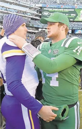  ??  ?? Sam Darnold, with Vikings’ Kirk Cousins, knows what he has to work on for next week.