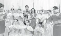  ?? ?? CERIA: Abdul Karim (berdiri empat kiri) merakam kenangan bersama kumpulan tarian yang membuat persembaha­n pada majlis sambutan Tahun Baharu Cina anjuran UCA Sibu kelmarin.
