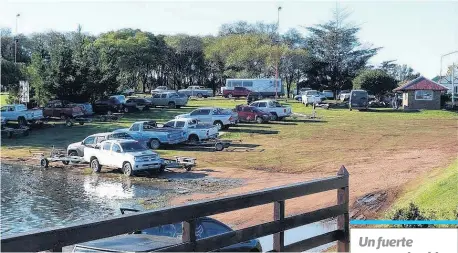  ??  ?? La laguna de Puan ha vuelto a constituir­se un espacio ideal para los pescadores.