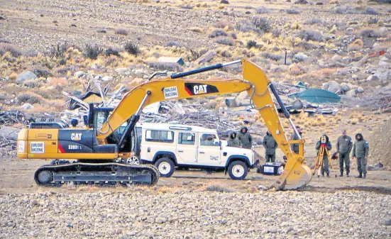  ??  ?? La maquinaria trabaja sobre el terreno árido de la Patagonia en busca del tesoro