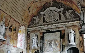  ??  ?? Chapelle de Verniette et ses décors peints (XIVè siècle).