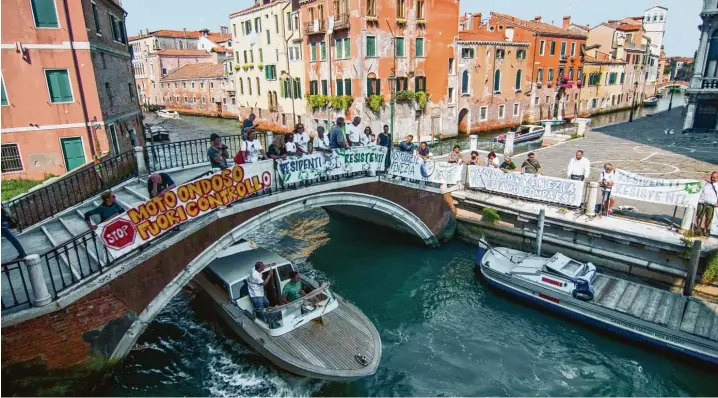  ?? Foto: Awakening, Getty Images ?? Die Proteste gegen die Touristenm­assen, sie sind mittlerwei­le allgegenwä­rtig in Venedig.