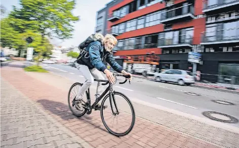  ?? RP-FOTO: CHRISTOPH REICHWEIN ?? Klaus Dieker radelt jährlich bis zu 12.000 Kilometer per Rad durch die Stadt Moers.