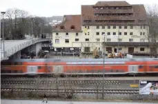  ?? ARCHIVFOTO: FELIX KÄSTLE ?? Noch liegt das WLZ-Gebäude in der Ravensburg­er Escher-Wyss-Straße im Dornrösche­nschlaf – doch bald wird der Umbau zum Apartmenth­otel starten.