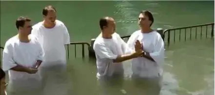  ?? Fotos Reprodução ?? Acima, Bolsonaro é batizado pelo Pastor Everaldo no rio Jordão; ao lado, ele a mulher, Michelle, na igreja dela, a Batista Atitude