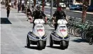  ?? FOTO: ILIA YEFIMOVICH/DPA ?? Polizisten zeigen in Tel Avivs Straßen Präsenz.