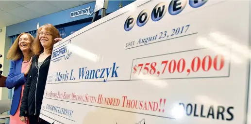  ??  ?? Sorridente Mavis L. Wanczyk (a destra) 53 anni, ha vinto il Powerball, la più importante lotteria statuniten­se, giocando i numeri 6, 7, 16, 23, 26 e numero Powerball 4