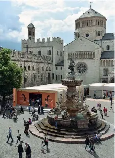  ??  ?? All’ombra della cattedrale I padiglioni del Festival dell’Economia in piazza Duomo, a Trento, dove sono posizionat­i i maxischerm­i per seguire la manifestaz­ione che si svolge in diversi luoghi della città