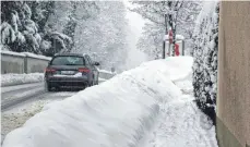  ??  ?? An den Straßenrän­dern, so wie hier in Wolfegg, türmt sich der Schnee.