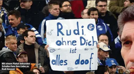  ??  ?? Mit einem Plakat bekunden Schalke-Fans ihre Liebe zu Rudi Assauer