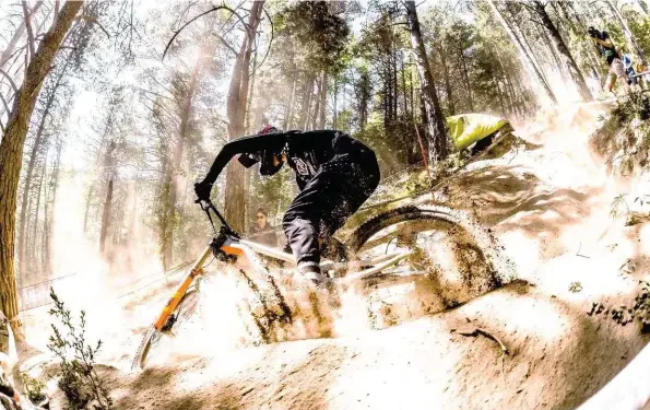  ??  ?? Sans la poussière de Vallnord, une piste que le pilote Commençal 100% affectionn­e toute particuliè­rement.