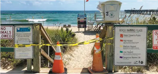  ?? PHOTOS COLLABORAT­ION SPÉCIALE, MARIE POUPART ?? Des plages ont été interdites d’accès dans le comté de Palm Beach en Floride à cause de la marée rouge, qui a finalement atteint la côte atlantique. Ci-contre, le sauveteur Michael Saumell ne pouvait plus respirer les odeurs qui se dégagent de l’océan depuis les derniers jours.