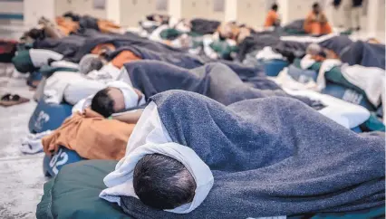  ?? ROBERTO E. ROSALES/JOURNAL ?? Rows of inmates huddle under blankets in the Metropolit­an Detention Center’s Psychiatri­c Acute Care unit as they detox from hard drugs and alcohol. More than 100 people are housed in the unit on any given day.