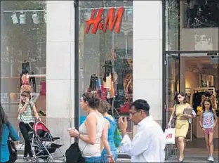  ?? STEFANO BUONAMICI / BLOOMBERG ?? Botiga d’H&M al passeig de Gràcia de Barcelona