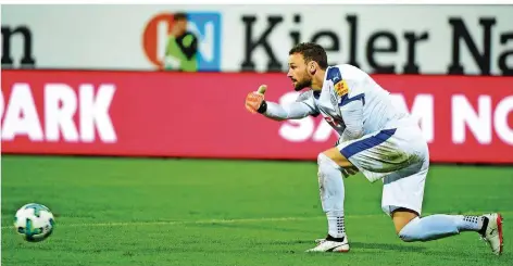  ?? FOTO: HEIMKEN/DPA ?? Der frühere Elversberg­er Torhüter Kenneth Kronholm liegt mit Holstein Kiel in der 2. Bundesliga auf Aufstiegs-Kurs.