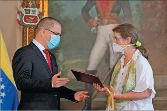  ?? YURI CORTEZ / AFP ?? Isabel Brilhante Pedrosa (right), the European Union’s ambassador, on Wednesday receives a letter from Jorge Arreaza, Venezuela’s foreign minister, stating that she is persona non grata.