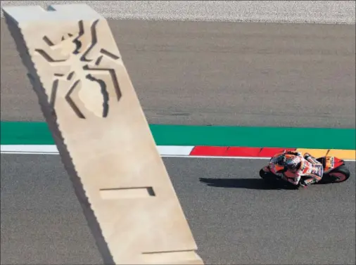  ??  ?? HOMENAJE. Márquez, el más rápido de los libres del viernes en MotorLand, pasa por delante del monolito en su honor en la curva 10.