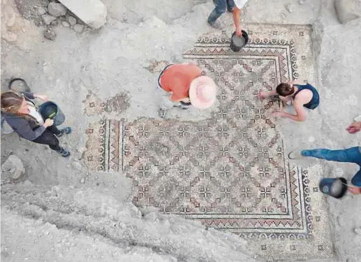  ?? Foto: Deutsches Evangelisc­hes Institut für Altertumsw­issenschaf­t des Heiligen Landes Jerusalem ?? Bei einer Grabung im Griechisch­en Garten auf dem Jerusaleme­r Zionsberg wurde dieses Mosaik einer byzantinis­chen Villa aus dem sechsten bis siebten Jahrhunder­t freigelegt.