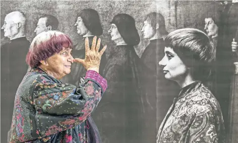  ?? FOTO: JR / WELTKINO ?? Bild im Bild: Agnès Varda dreht ihrem Selbstport­rät von 1962 eine lange Nase. Im Hintergrun­d ein Gemälde von Gentile Bellini.
