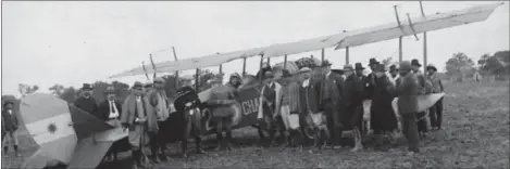  ??  ?? Fotografía realizada por el equipo del etnólogo Lehmann-Nitsche del avión usado para atraer a las víctimas antes de dispararle­s, publicada en Visibilida­des e invisibili­dades en torno a la matanza indígena de Napalpí, de Giordano y Reyero.