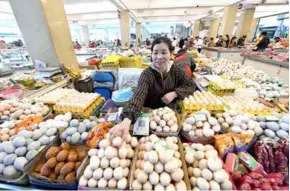  ?? XINHUA/VNA Photo ?? A stall selling eggs at a wet market in Nanning City, Guangxi Province.